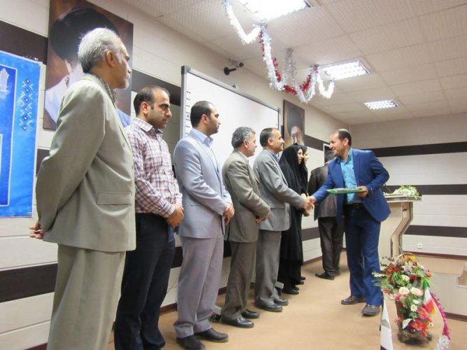 همزمان با روز گرامی داشت مقام شامخ معلم، از 42 مدرس برگزیده دانشگاه جامع علمی کاربردی لرستان تجلیل شد. 