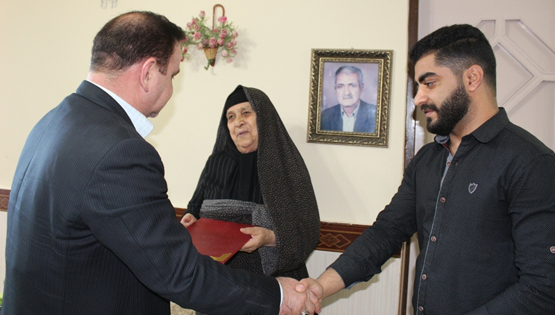 رئیس دانشگاه جامع علمی‌کاربردی لرستان با حضور در منازل دوشهید انقلاب اسلامی شهرستان خرم‌آباد، با خانواده آنان دیدار و گفتگو کرد.