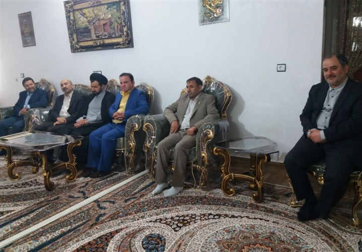 رئیس دانشگاه علمی کاربردی کشور به همراه برخی از مسئولان این دانشگاه با خانواده شهید جواد سبحانی از شهدای دانشجوی دانشگاه علمی کاربردی استان لرستان دیدار کردند.