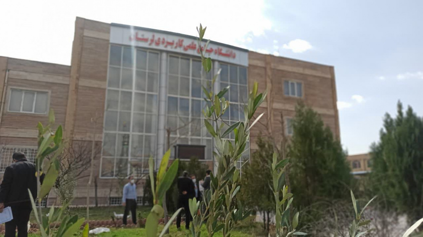 کاشت نهال در محوطه دانشگاه جامع علمی کاربردی لرستان