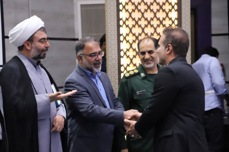 تجلیل از مسئول کانون بسیج اساتید دانشگاه علمی کاربردی لرستان