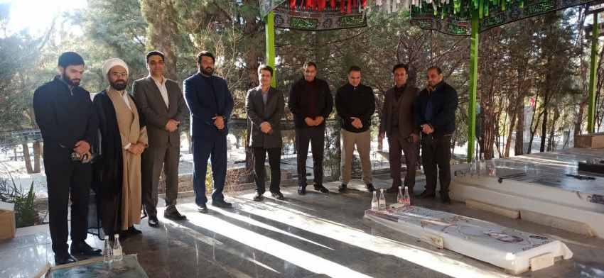 با حضور مسئولان دانشگاه علمی‌کاربردی لرستان گلزار شهدای خرم آباد غبارروبی شد