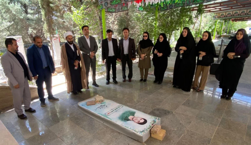 با حضور مسئولان دانشگاه علمی‌کاربردی لرستان گلزار شهدای خرم آباد غبارروبی شد